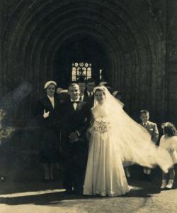 14 avril 1952. Jean-François vient d'épouser Josette : la sortie de l'église de Ploaré (Douarnenez)