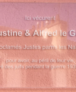 Sur le mur de la maison de son enfance, une plaque commémore son oncle Alfred et son épouse Augustine, proclamés Juste parmi les Nations