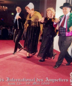 A 81 ans, Jean-François n'a pas perdu la main en matière de danse bretonne et exécute, avec sa femme Josette; une brillante démonstration devant les autrichiens de Vienne (mai 2006)