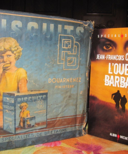 Cette boite de marque BB (Biscuiterie Bretonne), consignée 15 francs, avec la photo du jeune Claude (neveu du directeur Louis Beyer, beau-père de Jean-François) croquant un biscuit avec un bel appétit, joue un rôle important dans le roman «L'ouest barbare»