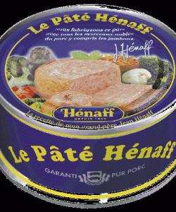 Jean-François Coatmeur fait désormais partie du club des amoureux du paté Hénaff . (...)'Parmi tant d'images, ancrées dans mon souvenir, de mon enfance à Pouldavid, j'en retiendrai deux, qui sont liées à la fameuse enseigne de Pouldreuzic. Cela se passe aux premiers jours de janvier. Nous rendons visite pour la bonne année à des parents émigrés à Ploaré, sur la colline. La nuit est tombée, une nuit d'hiver qui sent le grésil, la bise me cisaille les joues, mes galoches claquent sur le sol gelé. Nous arrivons. Triples embrassades, 'Bloavez mad !' en boucle. Je grimpe à l'étage admirer la crèche de Noël bricolée par l'un de mes cousins. Mais la pièce est une glacière, je grelotte. Quatre à quatre je redescends au sous-sol, où nous allons dîner (On disait 'souper'). Menu modeste et savoureux. Il y aura la poule rôtie, le far aux pruneaux et pour l'entrée, rituellement, je sais que ma tante, une robuste bigoudenne de Plovan, aura ouvert une immense boîte de pâté Hénaff, et déjà je hume la bonne odeur familière. Nous nous attablons. Je me rappelle les rires, les conversations vite débridées, les tintements de verres, la douce tiédeur qui nous gagne. Et, intact dans mon souvenir, ce parfum unique, embaumant l'humble cuisine... Autre séquence, autre décor. En ce dernier dimanche d'août, nous assistons au pardon de Ste Anne-la-Palud. Depuis mes 7 ans, quel que soit l'état du ciel, j'accompagne père, mère et grande sœur et je couvre crânement la quinzaine de kilomètres, autant pour le retour, qui sépare notre village du sanctuaire. Grand-messe entendue, les pèlerins s'égaillent vers la mer pour un déjeuner champêtre. Il fait beau, les flonflons de la fête foraine nous parviennent, estompés, pendant que nous progressons sur la 'palud' entre les chardons et les herbes folles; au zénith une alouette s'égosille. Papa nous désigne avec autorité une niche douillette, lovée au creux de la dune. On s'y installe, on vide les sacs à provisions, gonflés comme des outres et, ô merveille, voici qu'apparaît la sympathique boîte aux reflets bleutés'(...)