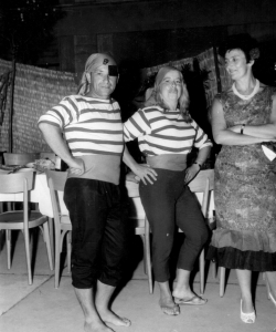 Soirée costumée en août 1966 au village-club CET de Ravennes (Italie) avec son épouse Josette et sa sœur Marie-Thérèse
