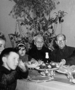 La fête de Noël et le premier de l'an ont toujours été l'occasion de se réunir en famille avec ses parents, sa sœur Marie-Thérèse (qui prend la photo) et les enfants : sa fille Jehanne et son neveu Joël