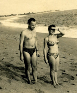12 décembre 1959. Pour préparer Noël avec son épouse Josette dans cette tenue, il fallait être à Abidjan.