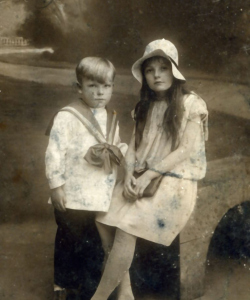 Avec sa sœur Marie-Thérèse, au début des années 30