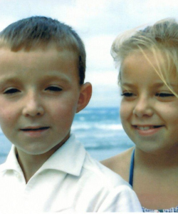 Jehanne, sa fille avec son cousin Joël. Dans les années 1960 les vacances d'été se passent toujours à Pouldavid dans la maison familiale.