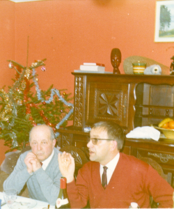 Noël 1965.  Pour Jean-François, les Noëls se passaient alternativement une année à Douarnenez chez ses parents, la suivante chez lui à Brest avec ses beaux-parents (ses parents, sa sœur et son neveu faisant le voyage). Les conversations, souvent politique (ici avec son beau-père Louis Beyer), pouvait être animées...