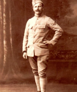 Après deux années de service militaire, jean Coatmeur fera la guerre de 1914-1918. Libéré en juillet 1919, il quittera l'armée avec le grade de sergent, la médaille militaire et la légion d'honneur