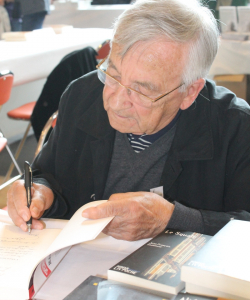 27 mai 2012 : toujours très appliqué Jean-François Coatmeur quand il rédige une déicace