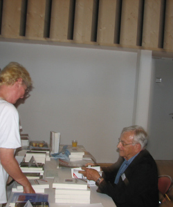 23 mai 2010 - Une admiratrice attend sa récompence
