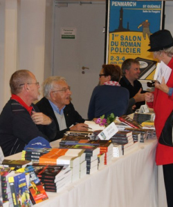 12 juin 2011 - La dame en rouge avec un chapeau noir face aux deux écrivains.