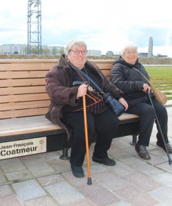 Le banc «Jean-François Coatmeur» aux Jardins de lecture des Capucins : Jehanne, fille de l'auteur et Josette, son épouse.