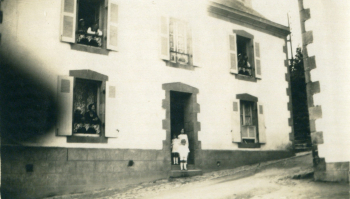 Á 5 ans sur la première marche de la maison familiale 5 rue Laennec (désormais rue Jean Moreau) avec sa sœur Marie-Thérèse, et sa cousine Marie-Françoise; au 1er étage droite, ses parents, gauche ses oncle et tante Lezoualch; au rez-de-chaussée gauche, sa grand-mère Le Guellec avec sa tante Augustine (photo Alfred La Guellec)