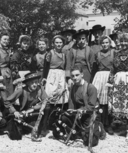 Juillet 1949: Le cercle celtique de Douarnenez est invité à Nice.  Jean-François en pantalon blanc à droite; au deuxième rang, Marie-Thérèse sa sœur (2ème à partir de la gauche) et Josette, sa future épouse (4ème  à partir de la gauche)