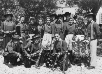 Juillet 1949: Le cercle celtique de Douarnenez est invité à Nice.  Jean-François en pantalon blanc à droite; au deuxième rang, Marie-Thérèse sa sœur (2ème à partir de la gauche) et Josette, sa future épouse (4ème  à partir de la gauche)