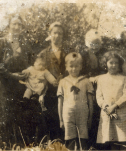 Été 1935 avec, à sa gauche, sa cousine Marie-Françoise et sa sœur Marie-Thérèse
