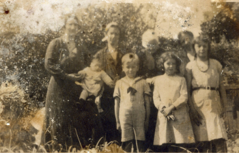 Été 1935 avec, à sa gauche, sa cousine Marie-Françoise et sa sœur Marie-Thérèse