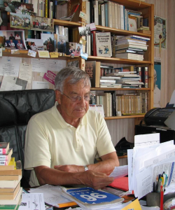 A sa table de travail (juillet 2006)