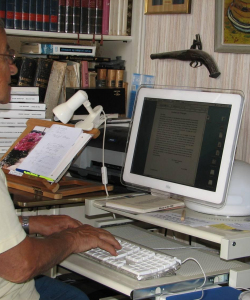 Plus que le stylo désormais, son nouvel outil de travail : son Mac