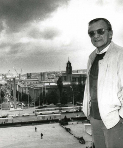 Jean-François Coatmeur en haut de la place de la Liberté et de la rue de Siam, à Brest (© Ouest-France)